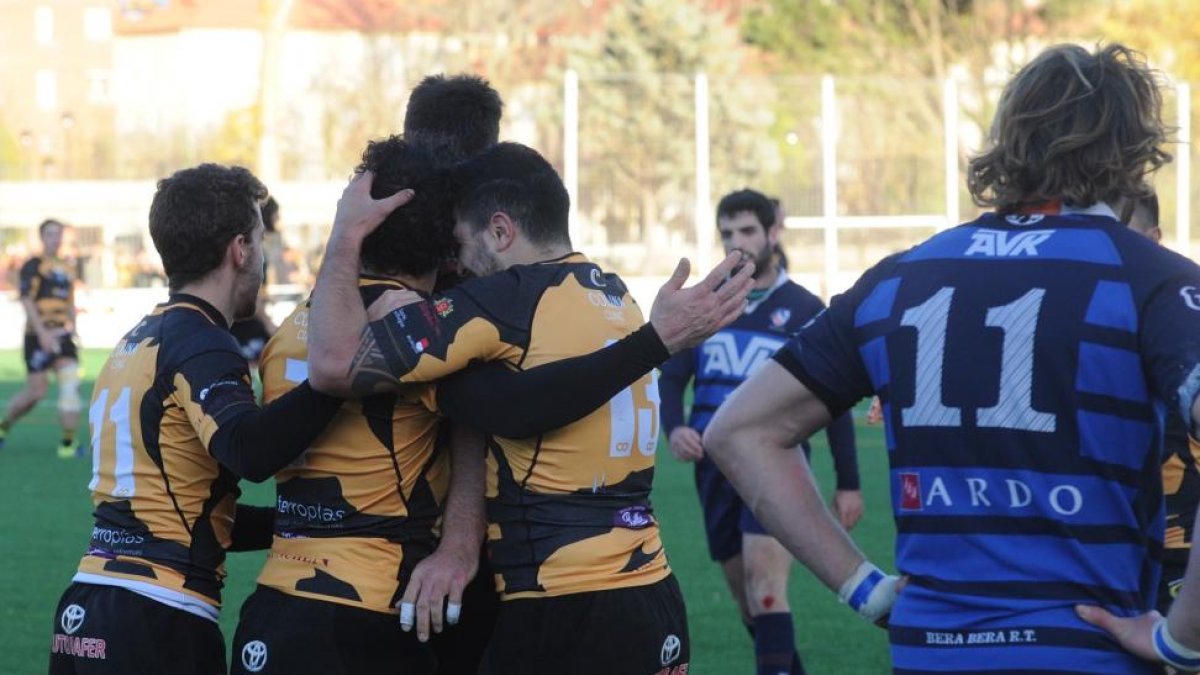 Los jugadores del UBU Colina Clinic celebran un ensayo.-ISRAEL L. MURILLO