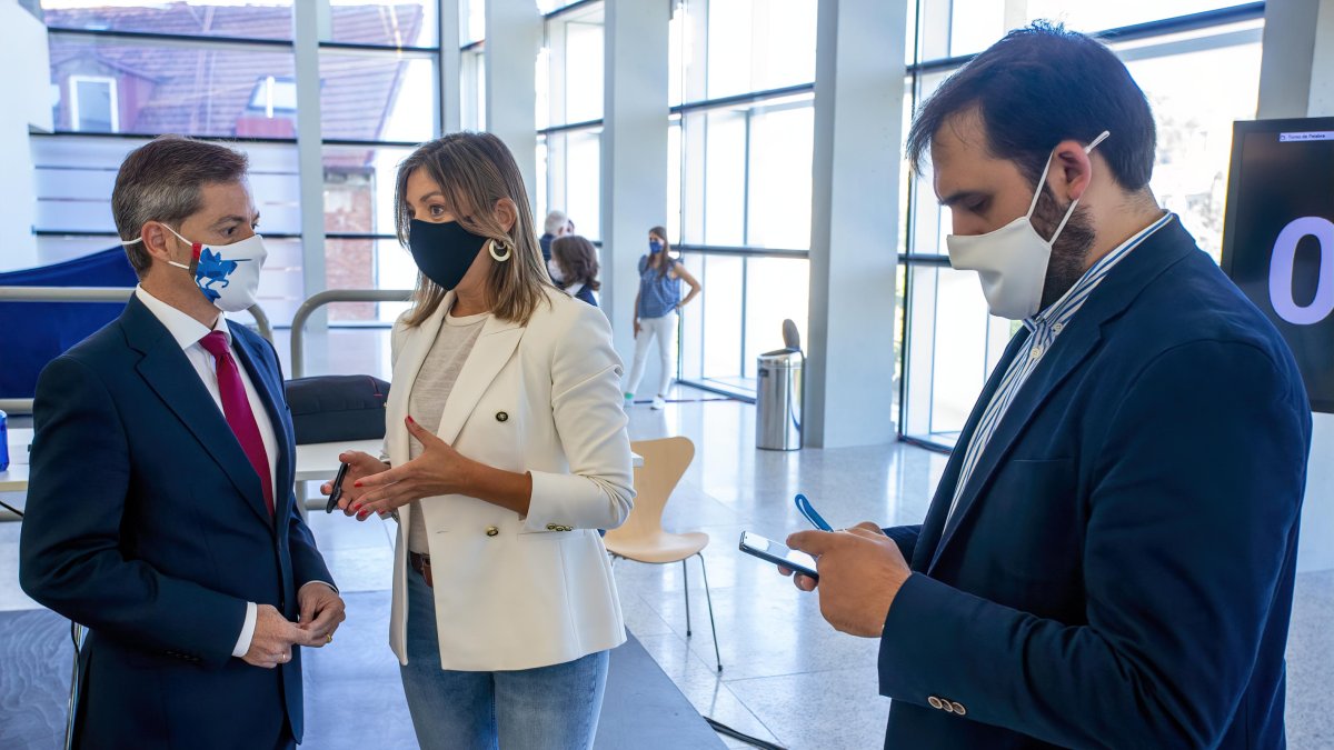 César Barriada, Carolina Blasco y Jorge Berzosa, momentos antes de iniciarse el Pleno presencial de julio. SANTI OTERO