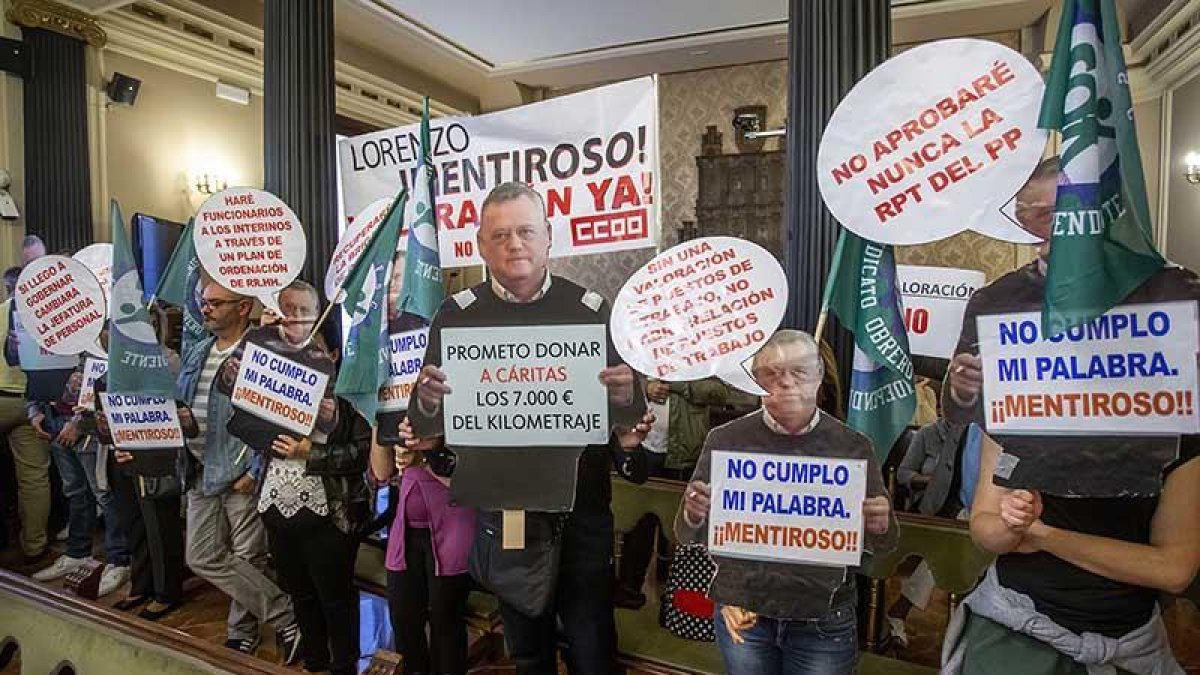 CCOO y SOI hicieron pública su postura contraria a la RPT con pancartas en contra de Rodríguez y del PP provincial.-S. O.