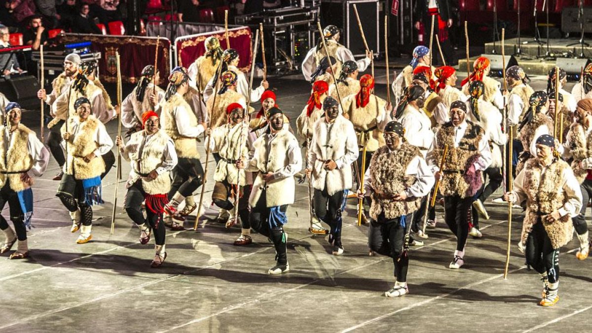 Las danza de los zamarracos fue una de las más vistosas de la cita.-ISRAEL L. MURILLO
