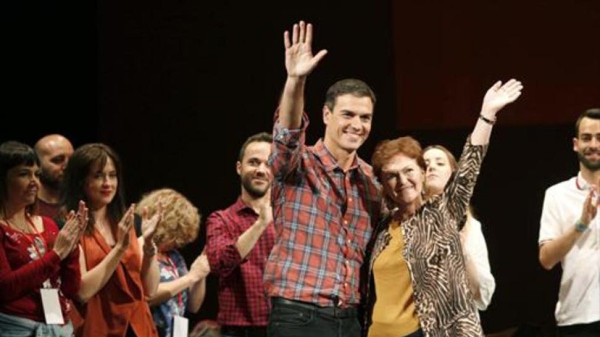 Pedro Sánchez y la exministra Carmen Calvo, en una imagen de archivo.Pedro Sánchez y la exministra Carmen Calvo, en una imagen de archivo.-/ EFE / CARLOS BARBA
