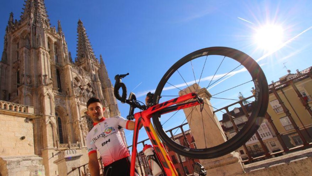 Adrián González posa con el maillot del Burgos BH, su último equipo, delante de La Catedral.-