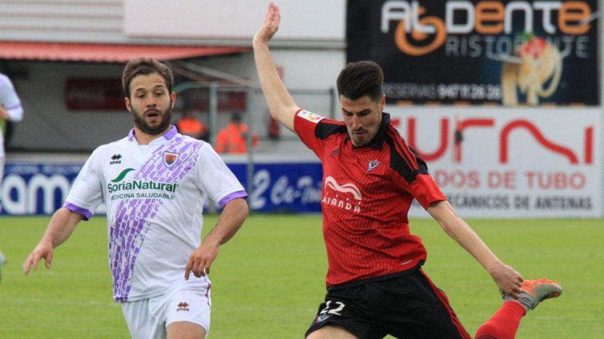 Álex García se dispone a golpear un balón en presencia de un defensor del Numancia en el duelo de ayer-Alfonso G. Mardones
