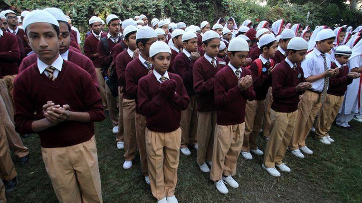 Estudiantes paquistanís rezan durante una ceremonia por las víctimas, en Karachi, este miércoles.-Foto: AP / FAREED KHAN