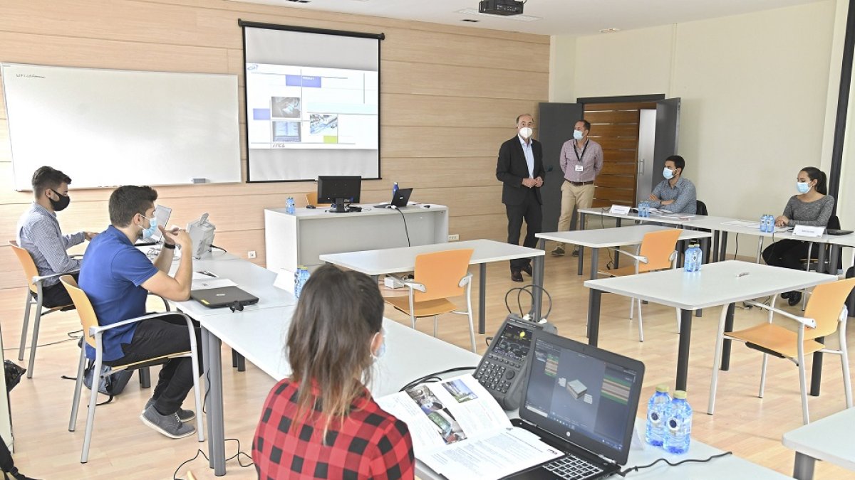 Los participantes en el programa, en las instalaciones del ITCL. ECB