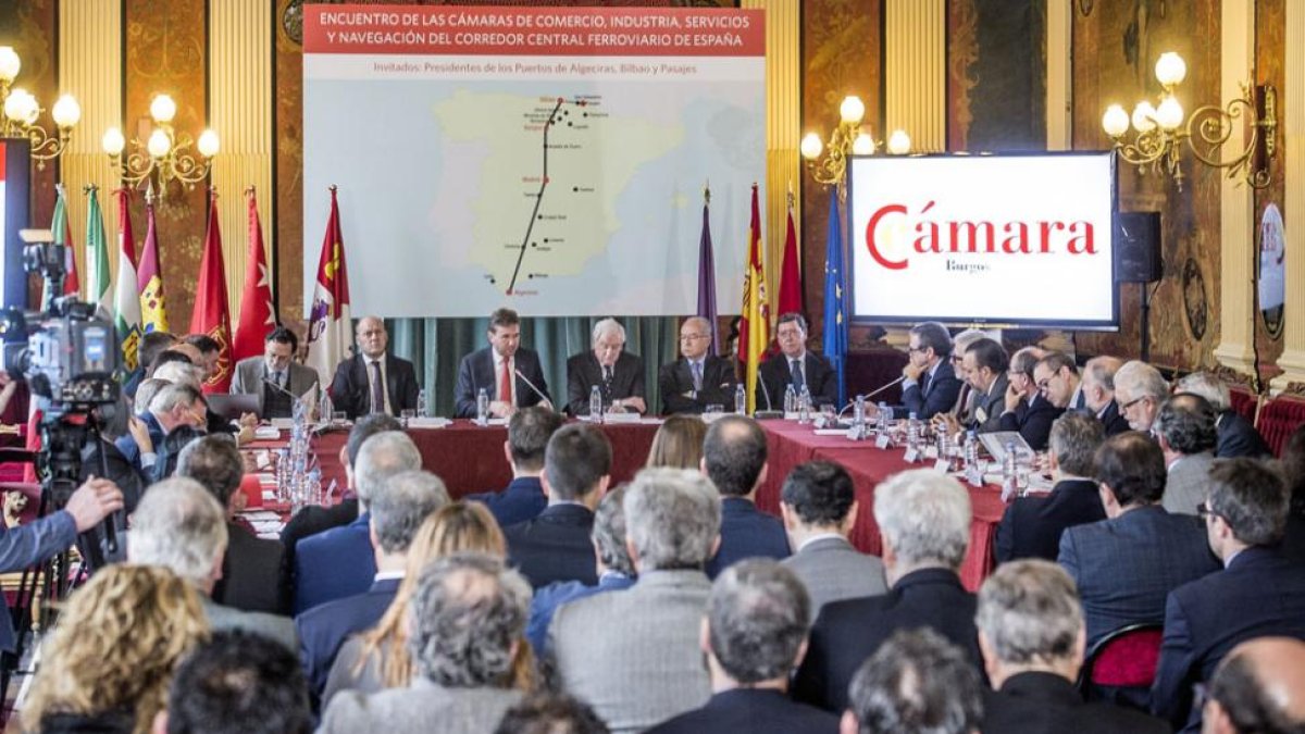 Los representantes de los territorios que vertebra el eje central se reunieron en el Salón Rojo del Teatro Principal.-ISRAEL L. MURILLO