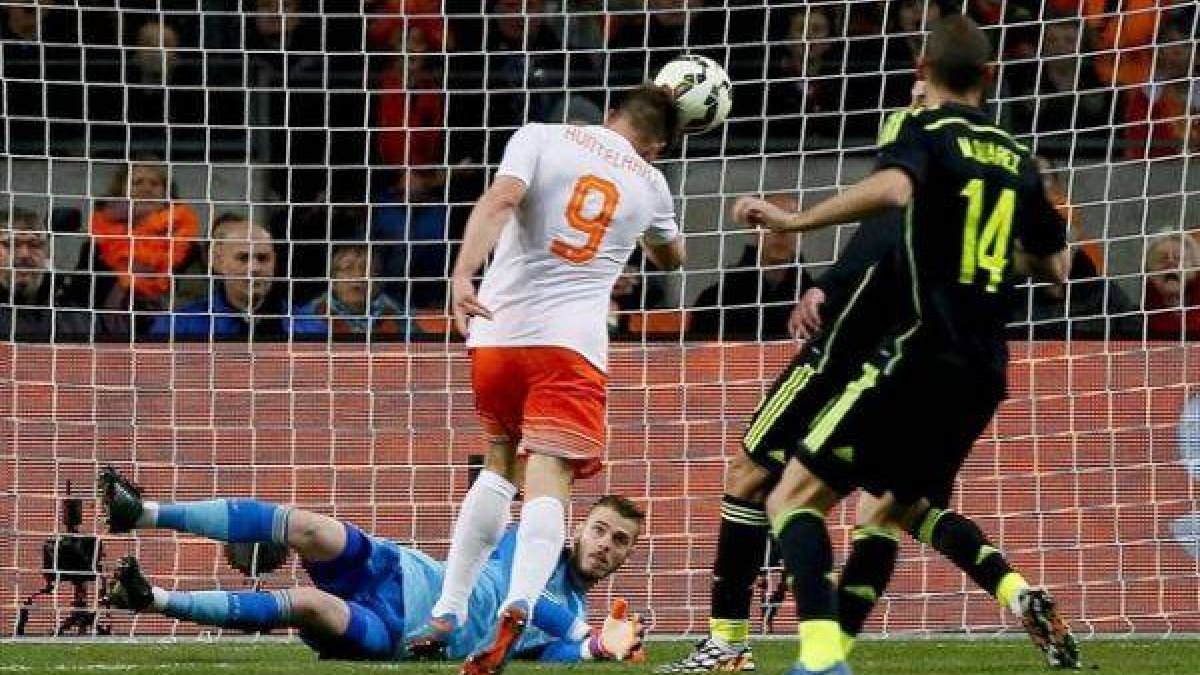 El jugador de Holanda Klaas Jan Huntelaar remata de cabeza ante el portero de la selección española David de Gea.-Foto: EFE / JUANJO MARTÍN