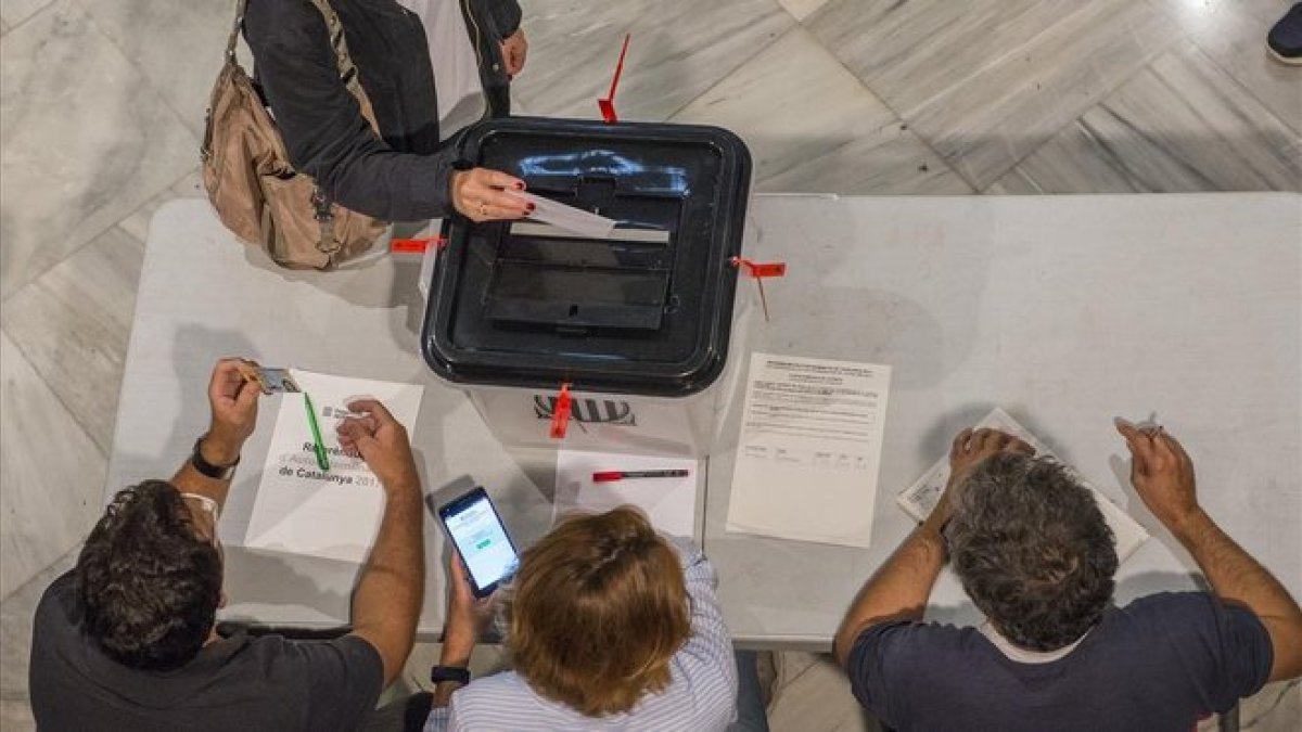 Votaciones durante el referéndum del 1-O.-FERRAN SENDRA