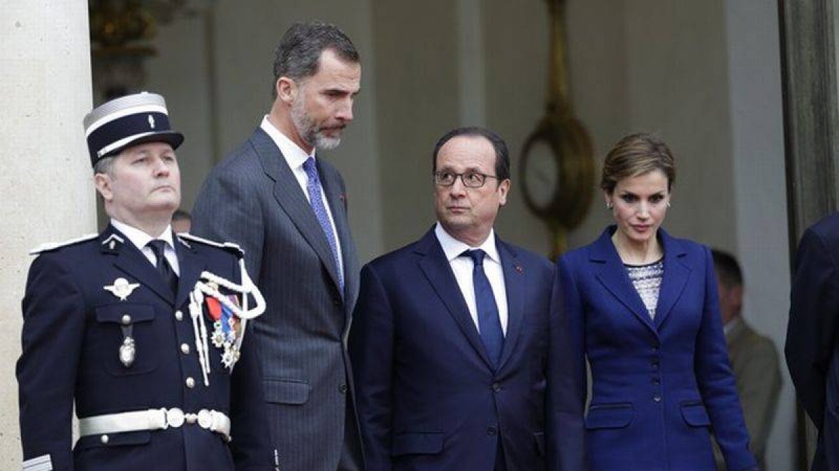 Los reyes Felipe y Letizia, junto a François Hollande, el pasado 24 de marzo en París, poco después de conocer el accidente aéreo de Germanwings en los Alpes franceses.-Foto: REUTERS / PHILIPPE WOJAZER