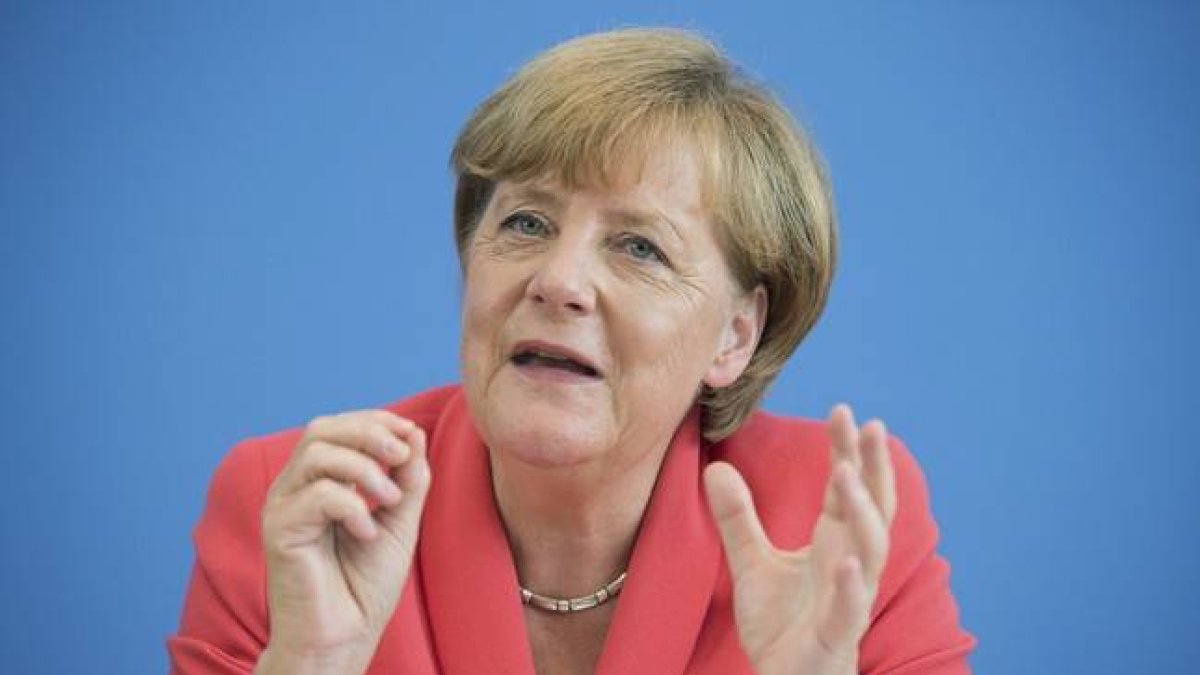 La canciller alemana Angela Merkel durante la rueda de prensa anual que ofrece para informar sobre asuntos de política nacional e internacional en Berlín este lunes.-Foto: EFE