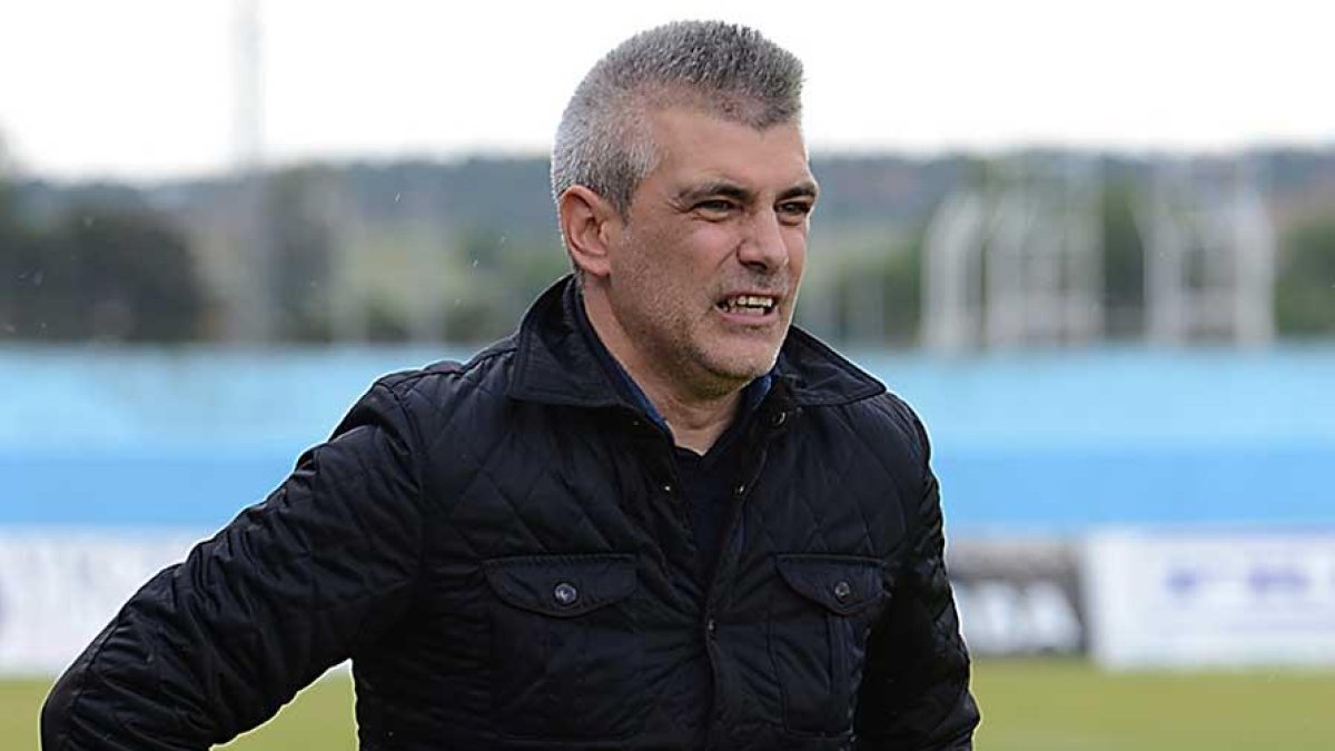 De Los Mozos sigue atento las evoluciones del partido-Alberto Calvo