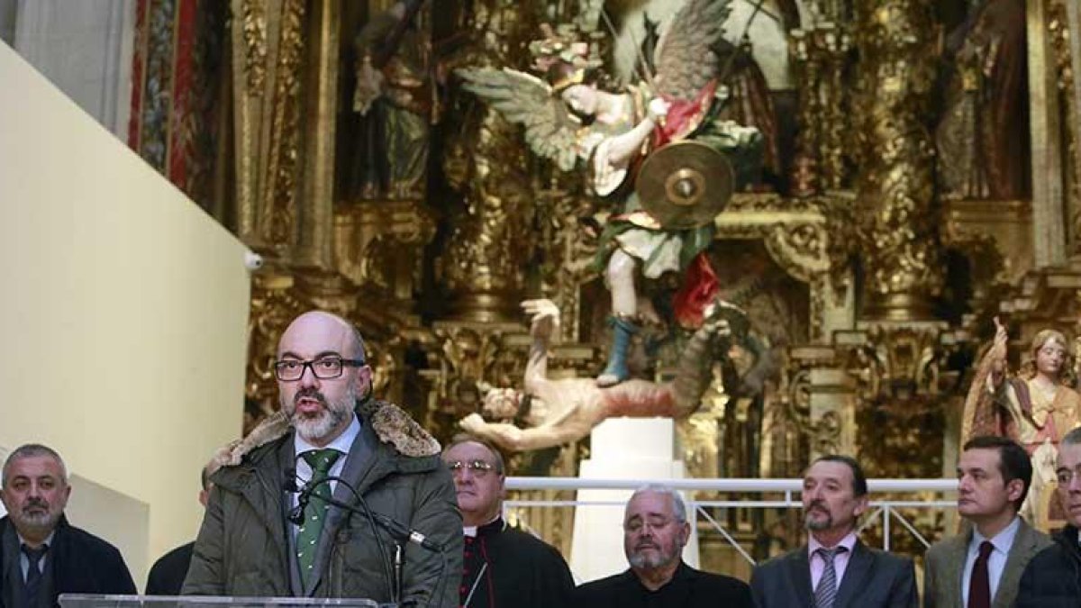 El consejero, al que acompañaron numerosas autoridades, definió ‘Angeli’ como «seña de identidad de la región y un referente nacional e internacional».-R. O.
