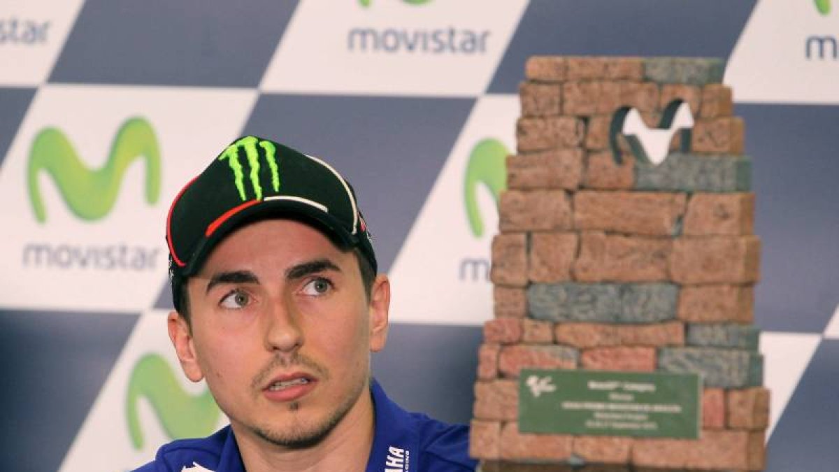 El piloto de Moto GP Jorge Lorenzo contempla el trofeo que se entregará el domingo al ganador del Gran Premio de Aragón 2015.-EFE