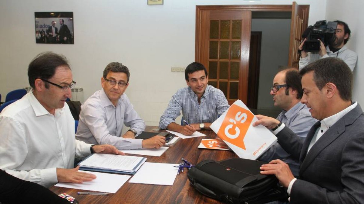 Los cabezas de lista del PP y de Ciudadanos, Alfonso Polanco (I), y Juan Pablo Izquierdo (D), respectivamente, mantienen un segundo encuentro en el que avanzar en un posible acuerdo.-Ical