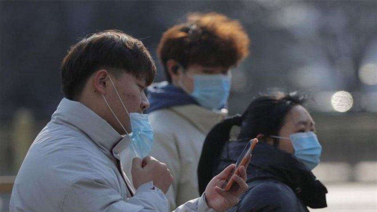 Ciudadanos chinos se protegen del coronavirus de Wuhan.-/ EFE