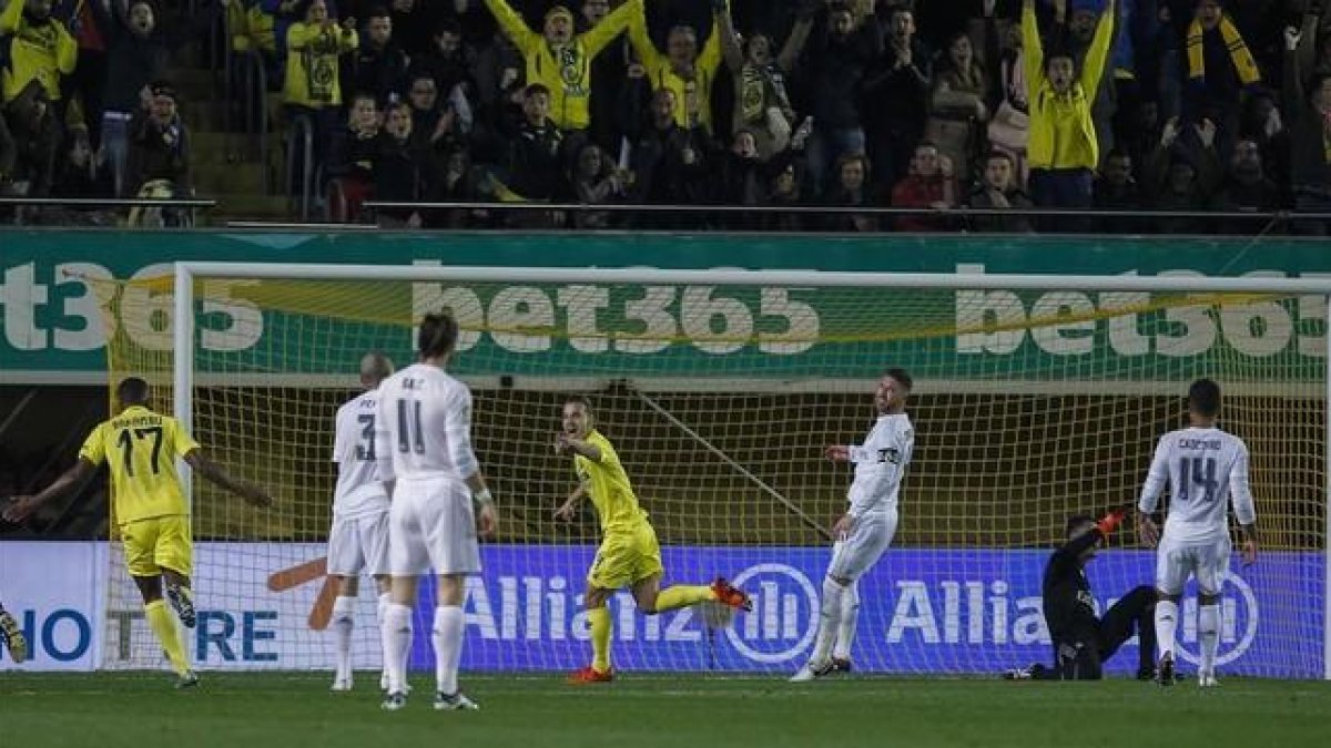 El peor Real Madrid de los últimos años MIGUEL LORENZO El gol de Soldado supuso la tercera derrota del Real Madrid.-MIGUEL LORENZO