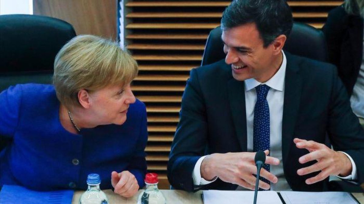 Pedro Sánchez conversa con Angela Merkel en el Consejo Europeo del pasado 24 de junio, en Bruselas. /-REUTERS / YVES HERMAN