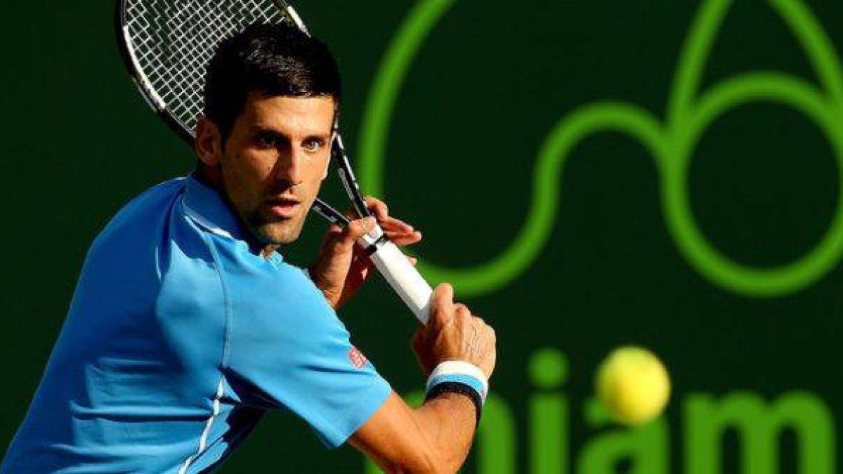Novak Djokovic devuelve una bola a Steve Darcis, en un momento del partido de tercera ronda del Master 1.000 de Miami.-Foto: AFP / MATTHEW STOCKMAN
