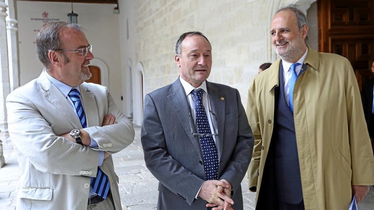 El consejero, ayer en un acto con el rector de la UVA, Daniel Miguel, y el decano de Derecho, Juan María Bilbao.-ICAL