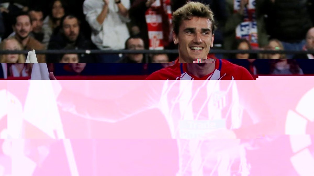 Griezmann celebra el segundo gol de los tres que marcó al Sevilla este domingo con el Atlético.-JON NAZCA