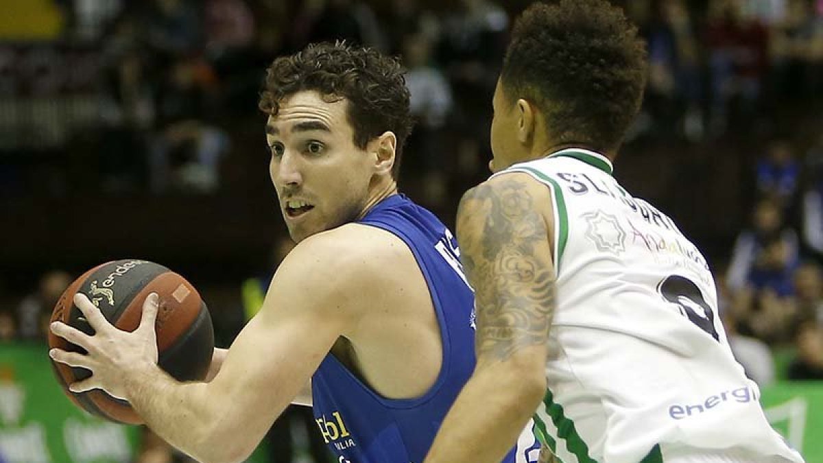 Bassas intenta superar a Slaughter. / ACB PHOTO / F. RUSO