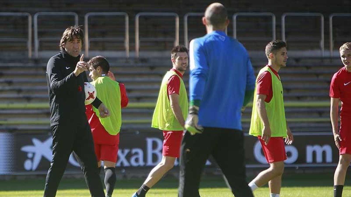 Patxi Salinas dialoga con sus jugadores durante un entrenamiento en El Plantío-Raúl G. Ochoa