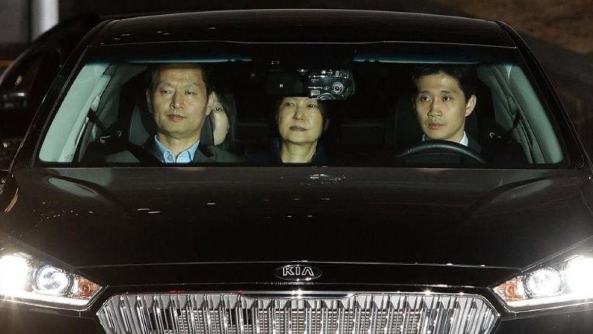 La expresidenta de Corea del Sur, Park Geun-hye, abandona la oficina de la fiscalia para ser trasladada a prisión.-EFE / CHUNG SUNG-JU
