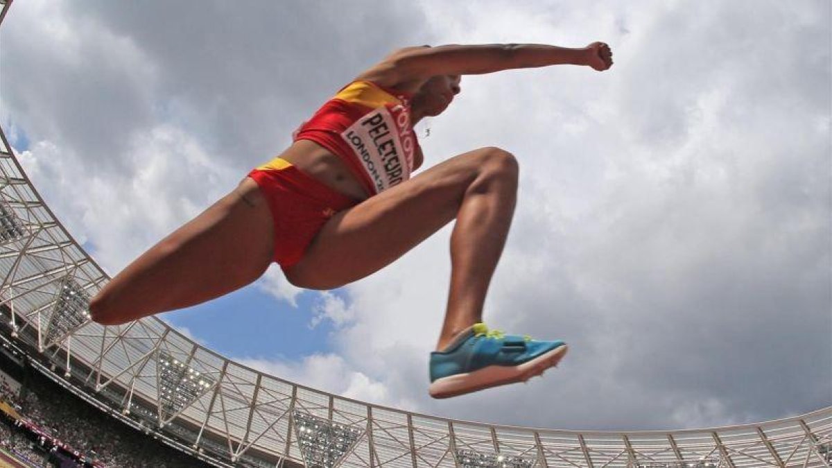 Ana Peleteiro, en un salto en Londres-EFE / LAVANDEIRA JR.