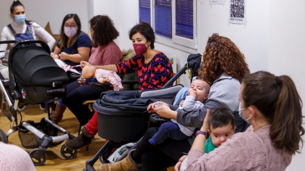 Un grupo de madres intercambia experiencias en un grupo de lactancia. ECB