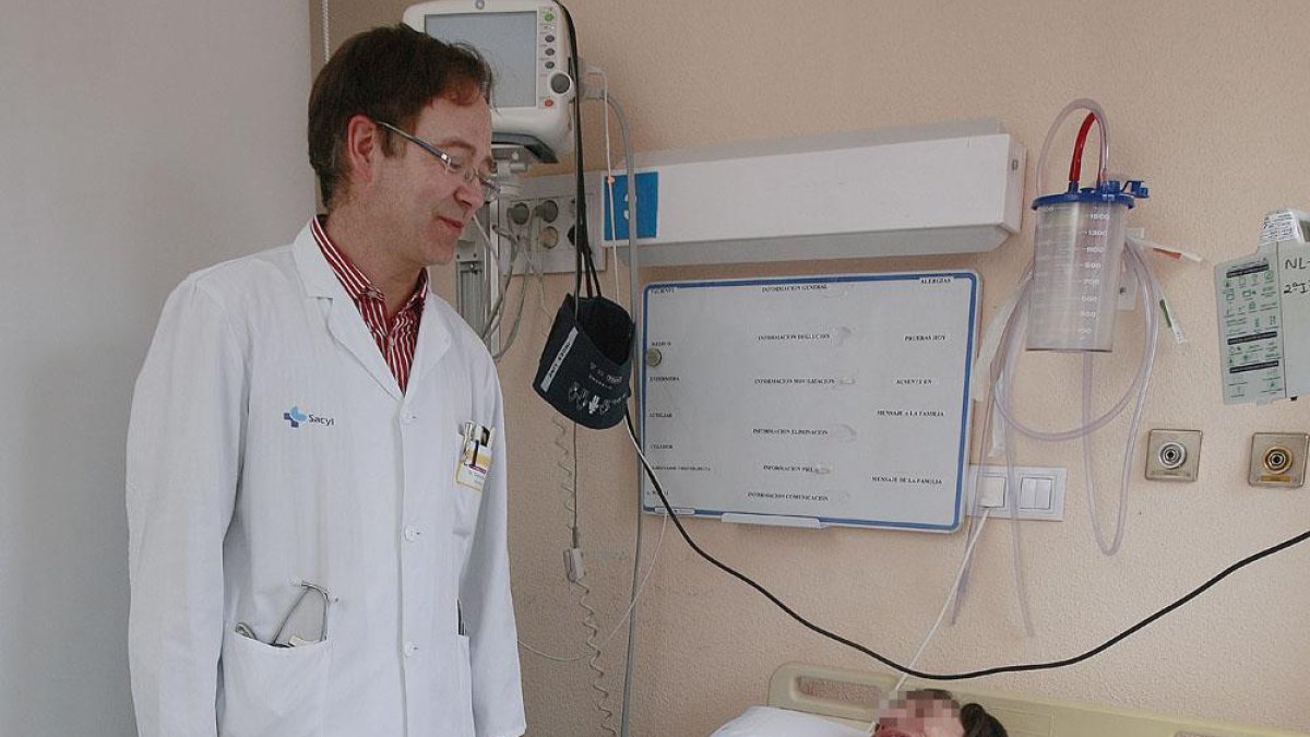 El doctor Trejo visita a una paciente en el Hospital Universitario de Burgos.-RAÚL G. OCHOA