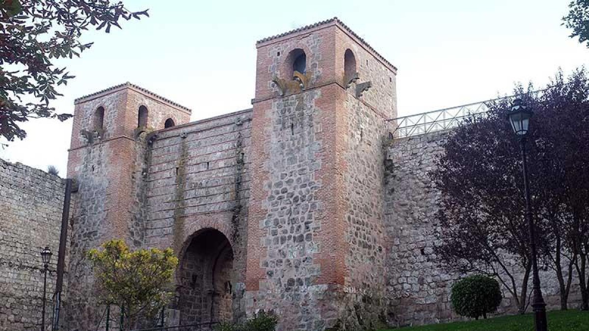 Una de las doce puertas de la muralla que se conservan: el arco de San Esteban.-ICAL