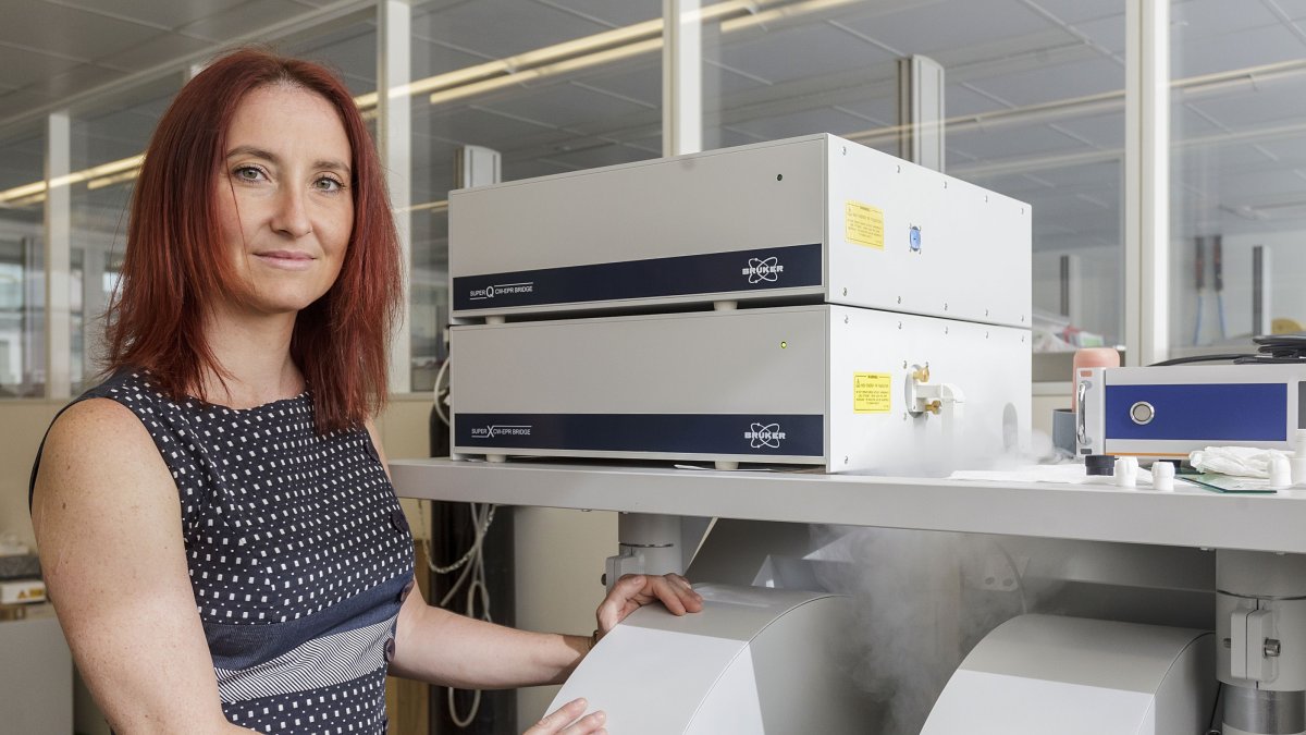 Davinia Moreno en los laboratorios de ESR en el Cenieh. SANTI OTERO