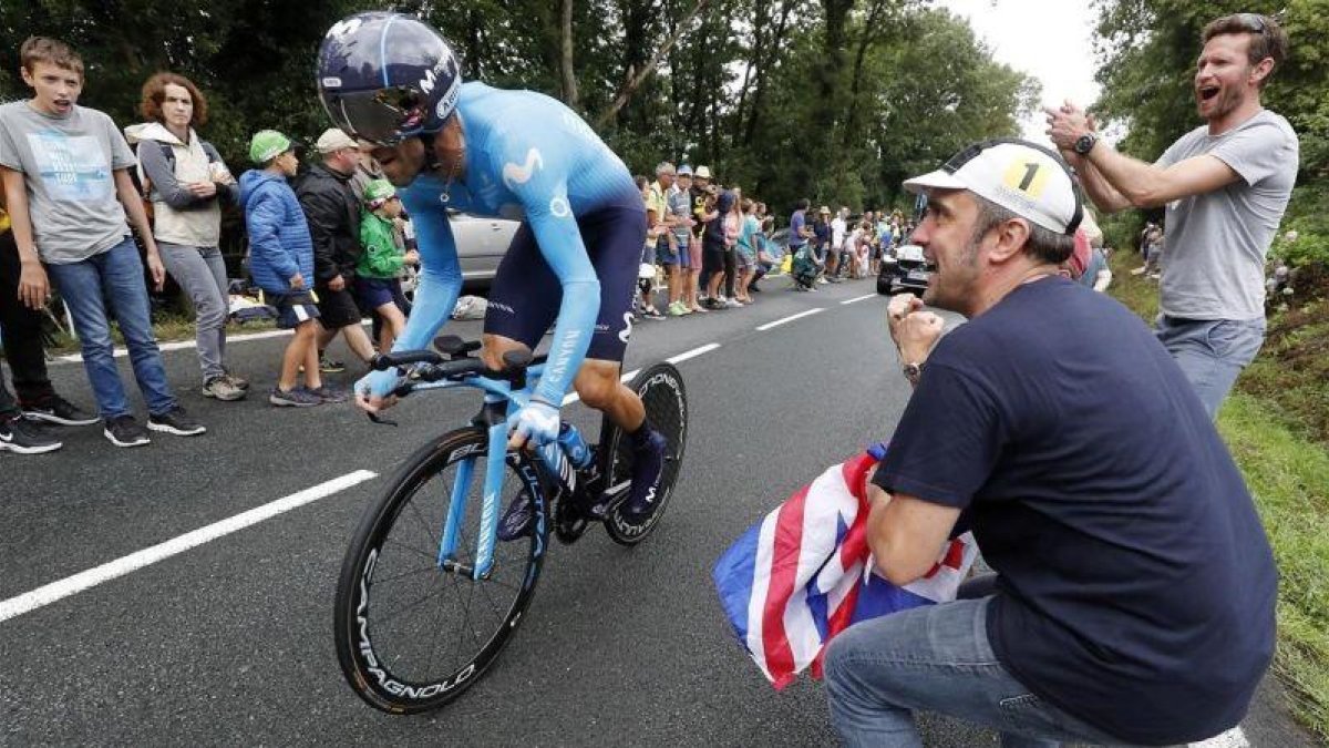 Alejandro Valverde, en pleno esfuerzo, animado por un aficionado, durante la contrarreloj de Espelette.-SEBASTIEN NOGIER