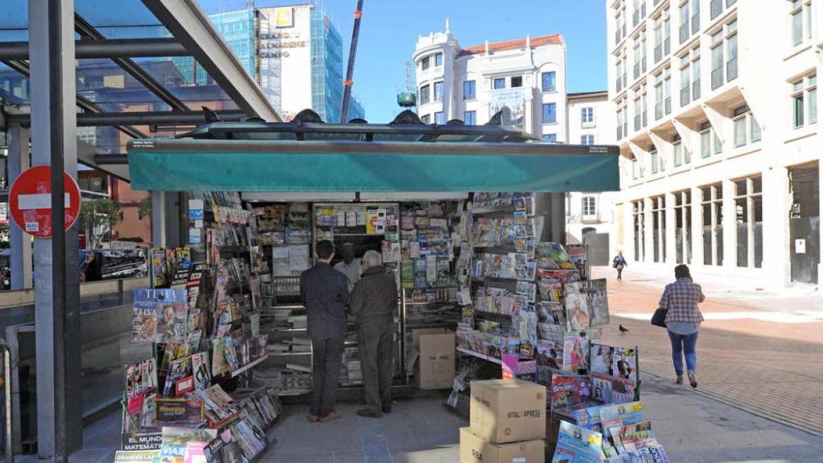 El quiosco ha sido girado hacia la calle Santander para realizar las obras.-ISRAEL L. MURILLO