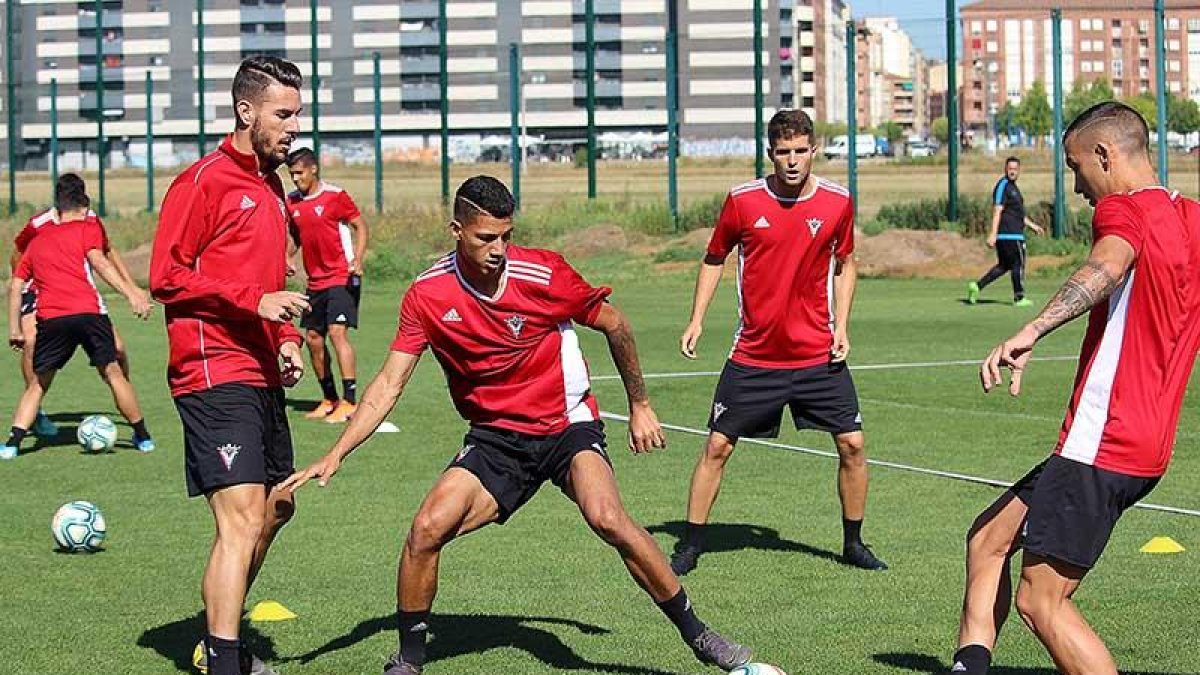 El CD Mirandés se ha visto reforzados con hasta 5 efectivos en las últimas semanas-CD MIRANDÉS