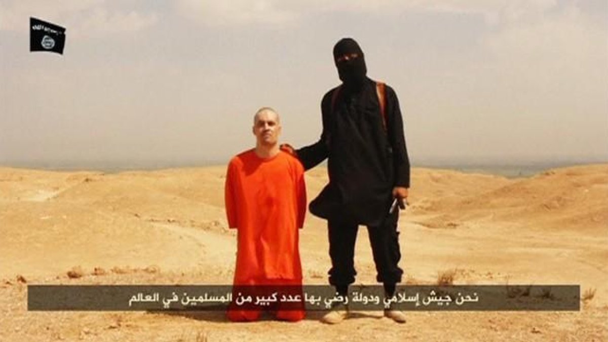 El 'Yihadista John' junto al periodista James Foley, en un vídeo difundido el 19 de agosto.-REUTERS