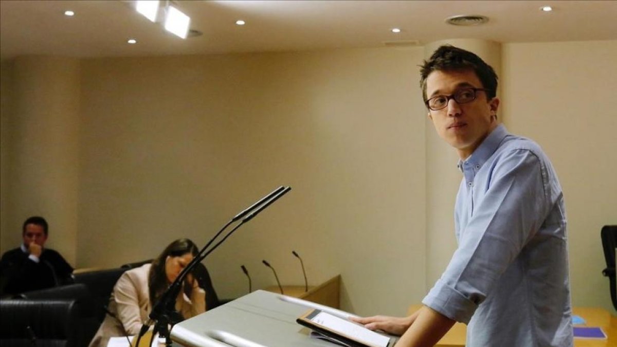 El portavoz de Podemos en el Congreso, Íñigo Errejón, en rueda de prensa.-JUAN MANUEL PRATS