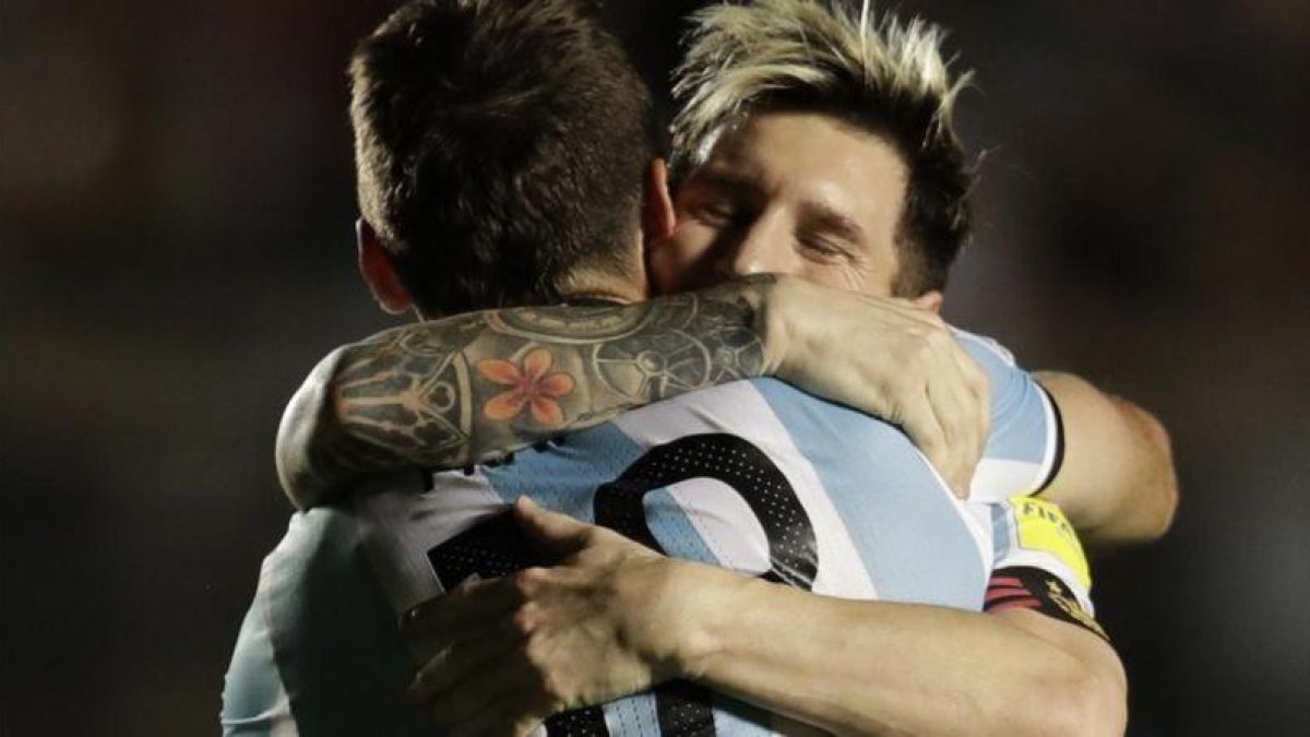 Messi se abraza a Pratto tras un gol de Argentina ante Colombia.-AP / NATACHA PISARENKO