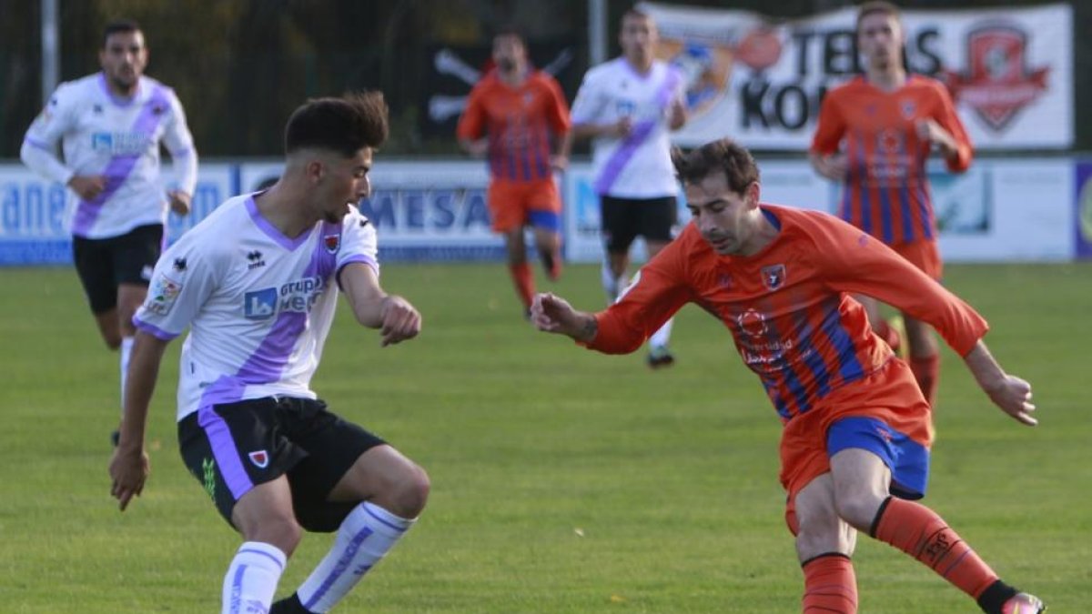 Gallo recorta a un rival.-RAÚL OCHOA