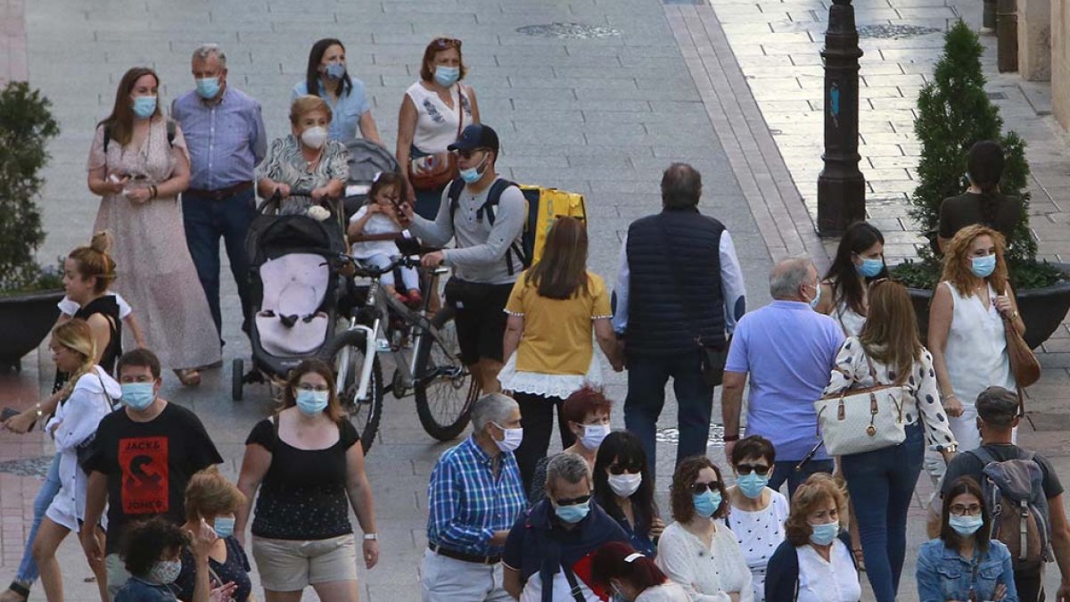 Imagen de ciudadanos en Burgos con mascarillas. RAÚL G. OCHOA