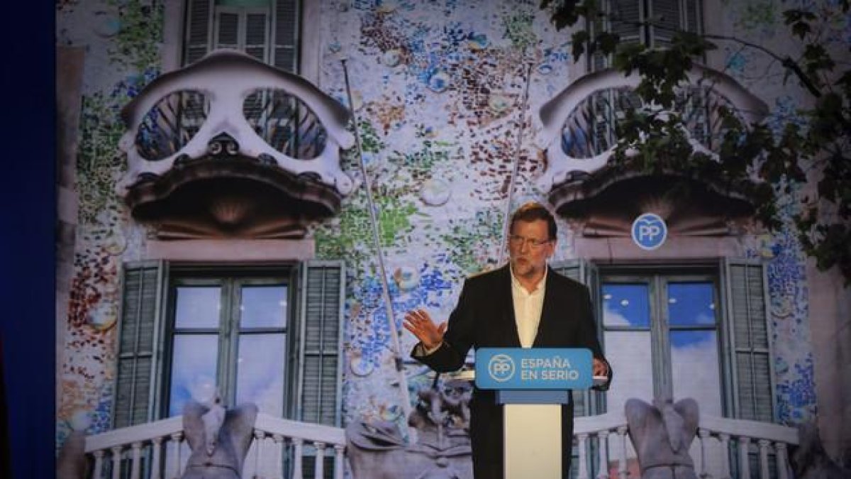 Mariano Rajoy, con una imagen de la Casa Batlló de fondo, durante el acto del PP en Barcelona.-DANNY CAMINAL