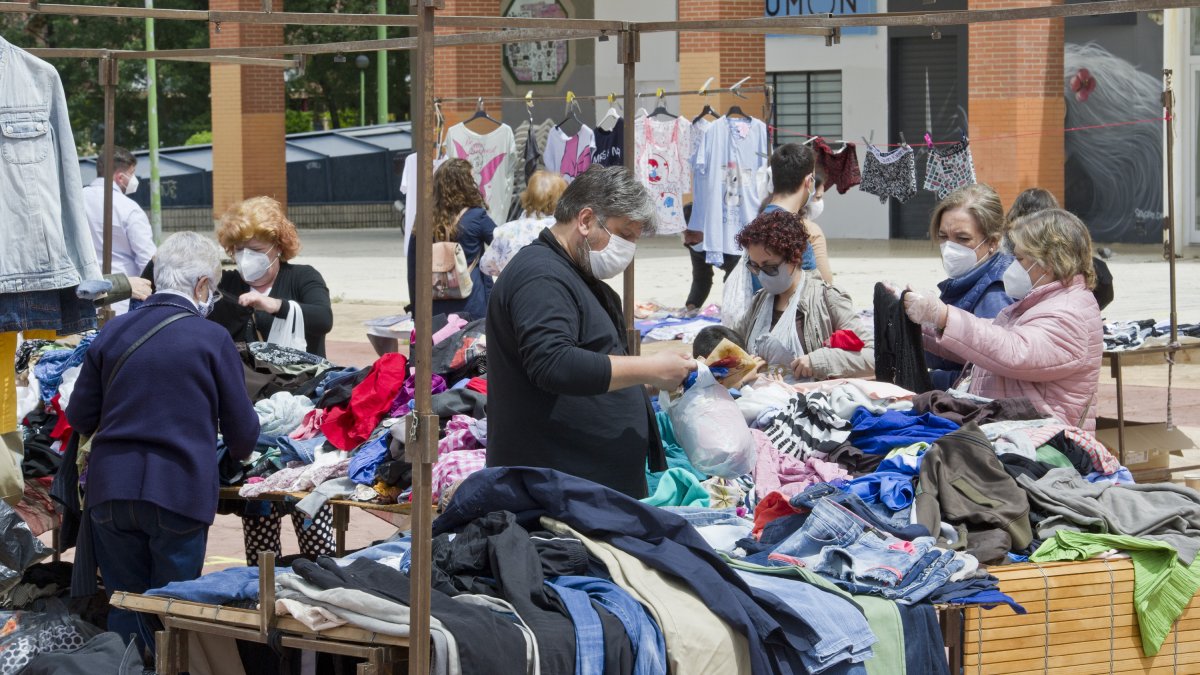Mascarillas, guantes, gel y distancias entre puestos y entre clientes, estreno de la nueva normalidad en el mercadillo. No ha habido actividad desde el 11 de marzo. I.L.M.