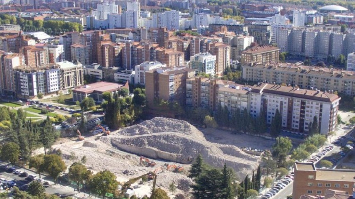 Vista de la parcela durante los trabajos de demolición. ECB