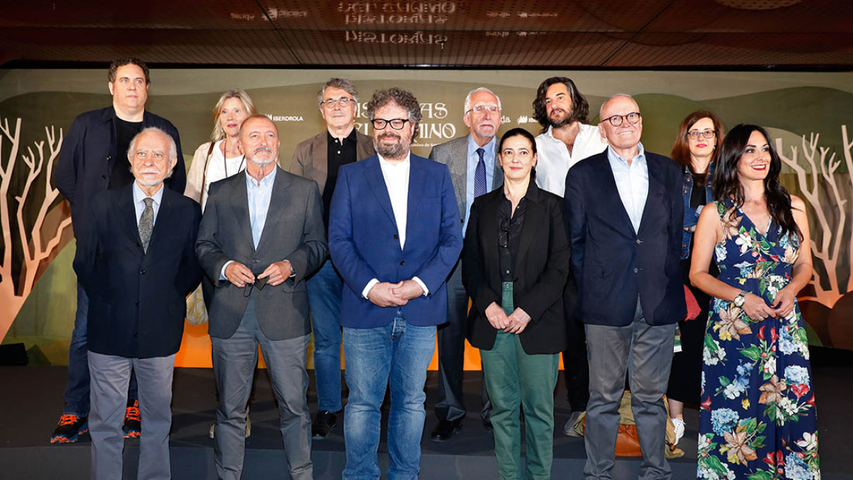 Algunos de los autores de los relatos de ‘Historias del Camino’, con el editor del volumen Sergio del Molino (en el centro). ZENDA