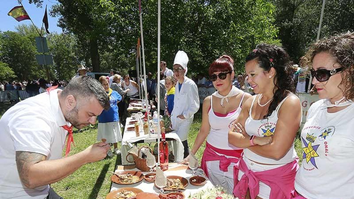 El jurado catando los platos del concurso del Buen Yantar-RAÚL G. OCHOA