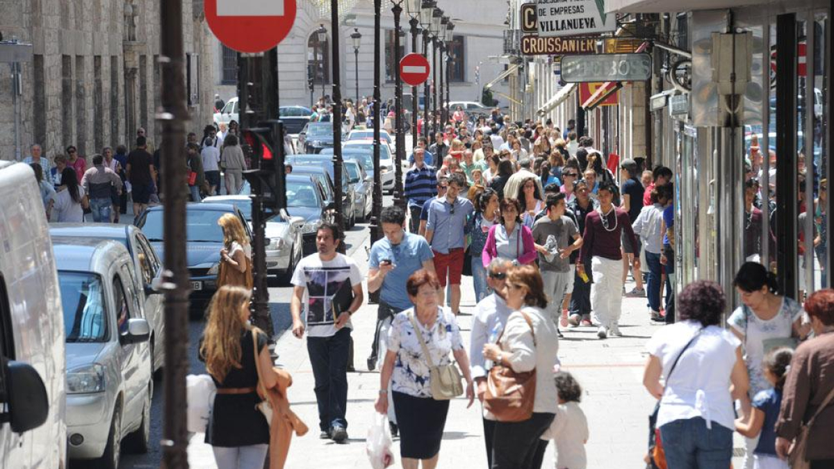 La calle Santander, en la capital burgalesa, congrega varios establecimientos comerciales.-ISRAEL L. MURILLO