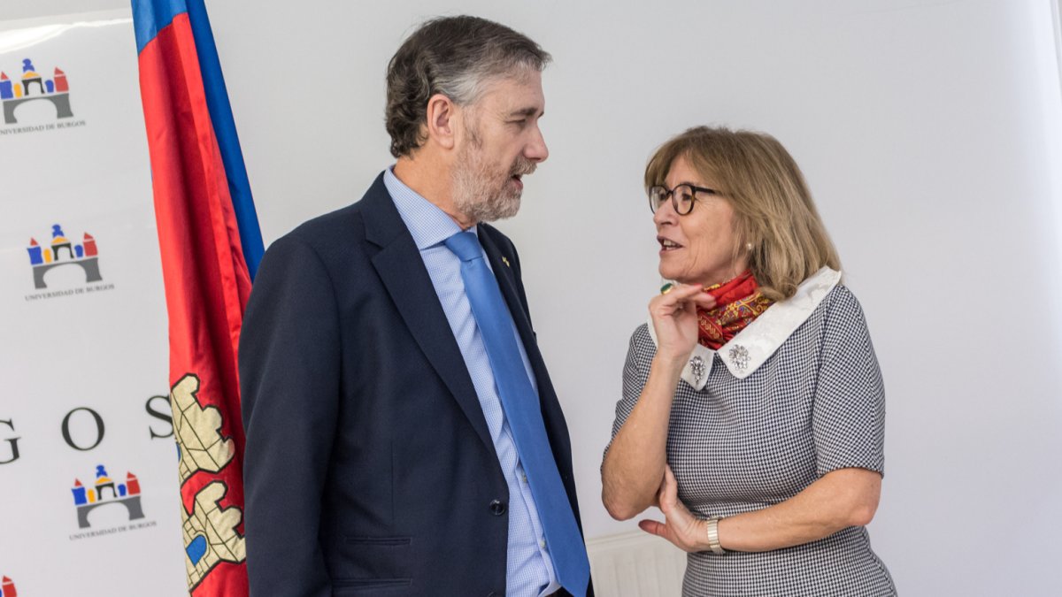 Julia Arcos, Defensora Universitaria, junto al rector de la UBU, Manuel Pérez Mateos. UBU