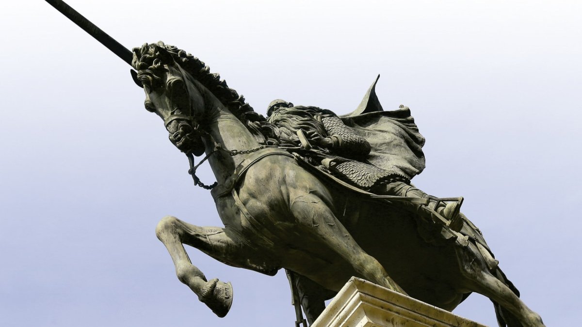 La espectacular estatua ecuestre del Cid, emblema de la ciudad de Burgos desde su inauguración. RAÚL OCHOA