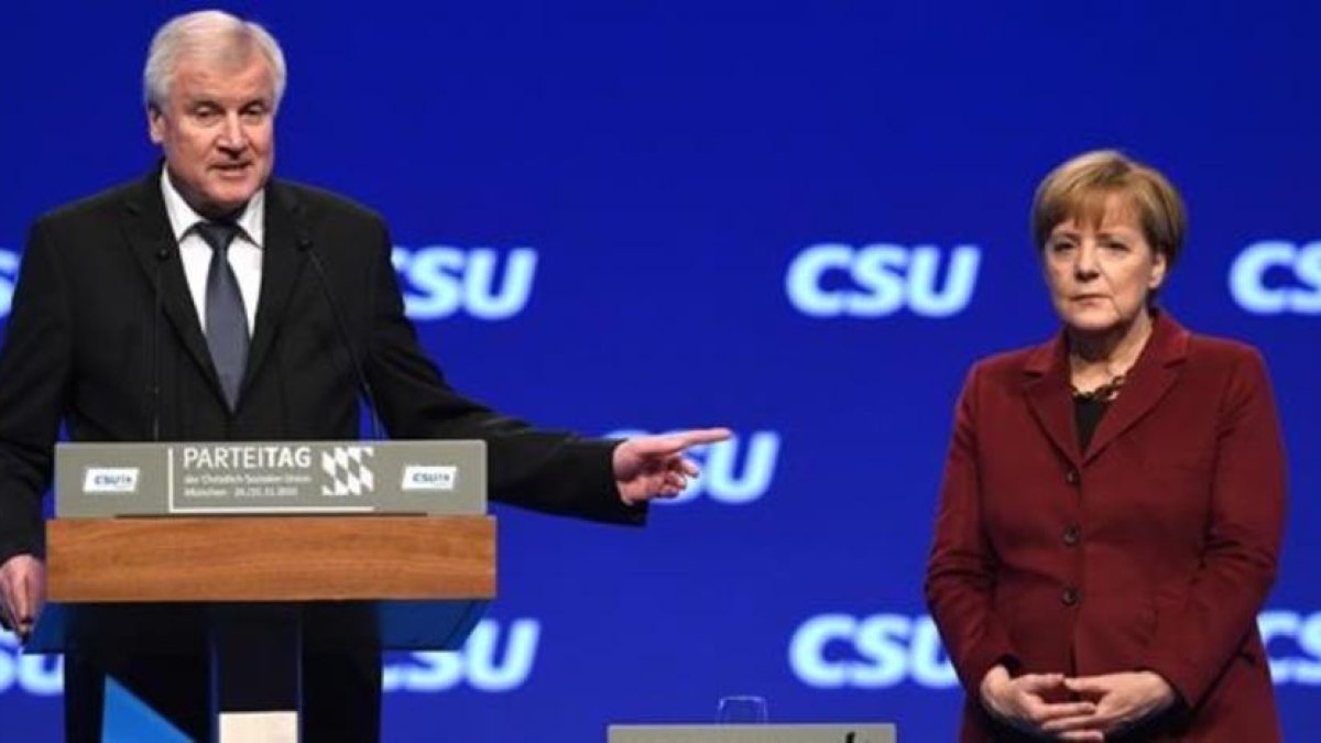 El líder de la CSU, Horst Seehofer, y la cancillera Angela Merkel, en noviembre del 2015.-AFP
