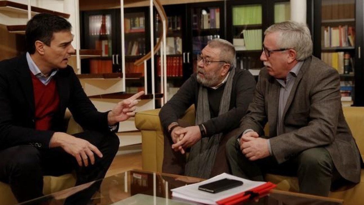 Pedro Sánchez durante su reunión con los secretarios generales de UGT y CCOO.-JOSÉ LUIS ROCA